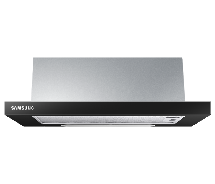Czarny okap kuchenny z widocznym logo \'SAMSUNG\' na przednim panelu. Posiada metalowy filtr i prostokątny kształt.