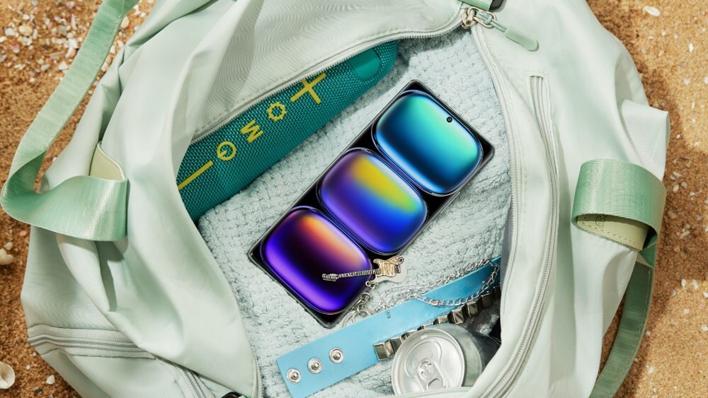 W otwartej torbie leży smartfon z trzema dużymi, kolorowymi obiektywami aparatu. Obok znajduje się puszka napoju, niebieski pasek i zielony przedmiot z napisem \'LOSO+\'.