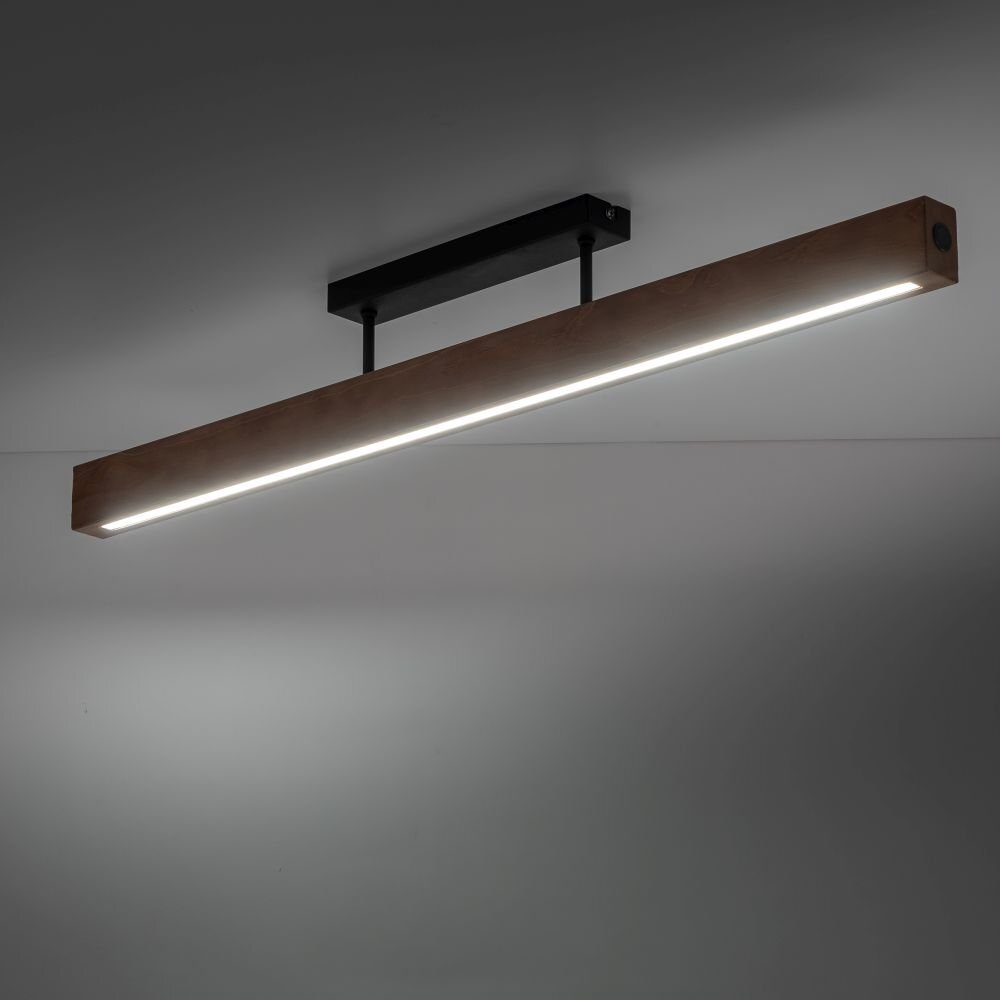 Nowoczesna lampa sufitowa LED o prostokątnym kształcie, w kolorze czarnym i orzechowym, zamontowana na suficie. Emituje ciepłe, białe światło.