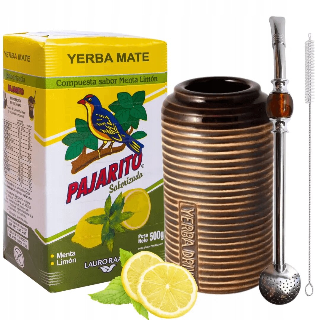 Na obrazie znajduje się opakowanie Yerba Mate Pajarito o smaku mięty i cytryny, brązowe naczynie z napisem \'Yerba Drink\', metalowa bombilla oraz czyścik. Obok leżą plasterki cytryny i liście mięty.