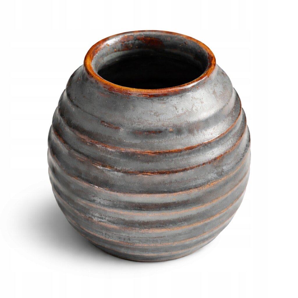 Ceramiczny kubek do yerba mate o rustykalnym wyglądzie, z widocznymi poziomymi żłobieniami i ciemnoszarym wykończeniem.