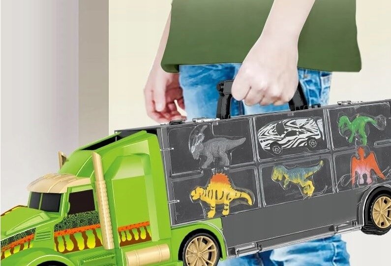 Zielona ciężarówka z przezroczystymi bokami, w których znajdują się modele dinozaurów i samochodów. Osoba trzyma ciężarówkę za uchwyt, ubrana w zieloną koszulkę i niebieskie jeansy.