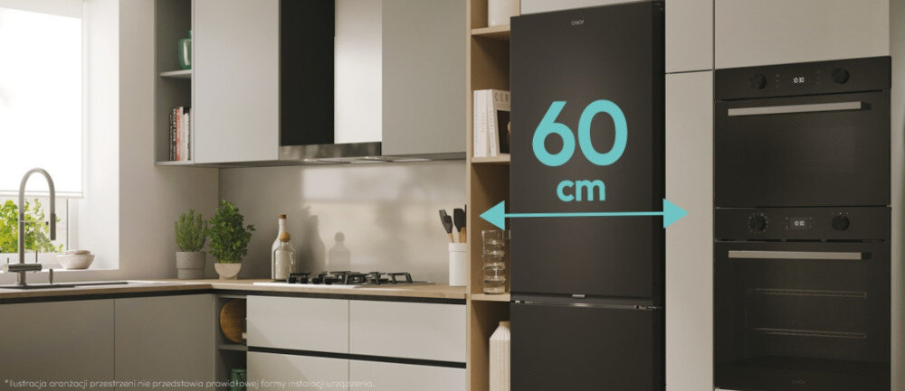 Kuchnia z czarną lodówką, na której widnieje napis \'60 cm\'. Obok lodówki znajdują się czarne piekarniki w zabudowie.