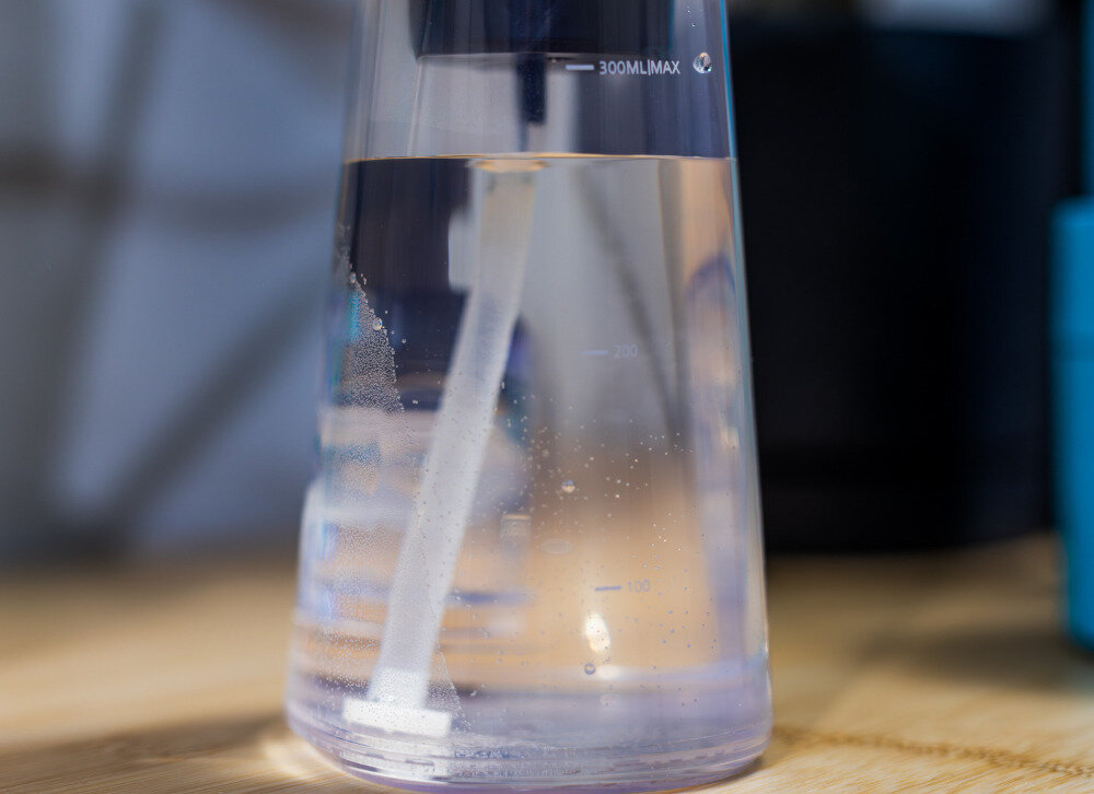 Irygator HAXE Nevaro HX712 zdjęcie lifestyle Wygoda i bezpieczeństwo Zbiornik o pojemności 300 ml  Ergonomiczny kształt dobrze leży w dłoni pełnoobrotowa dysza  Wodoodporność IPX7
