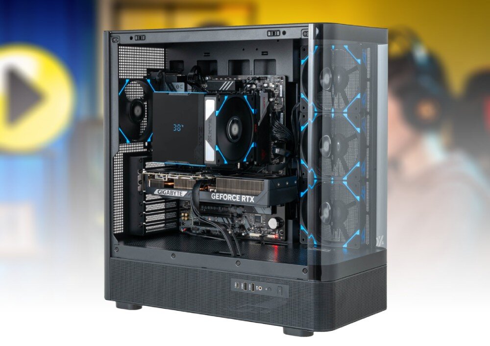 Komputer MAD DOG QUANTUM-A01DR32 Obudowa komputera z widocznym wnętrzem, w tym płytą główną, kartą graficzną 'GIGABYTE GEFORCE RTX' oraz chłodzeniem 'XYZ' z fioletowym podświetleniem ARGB na wentylatorach i obudowie, a w rozmytym tle widoczna postać w słuchawkach, podzespoły, cechy, zalety