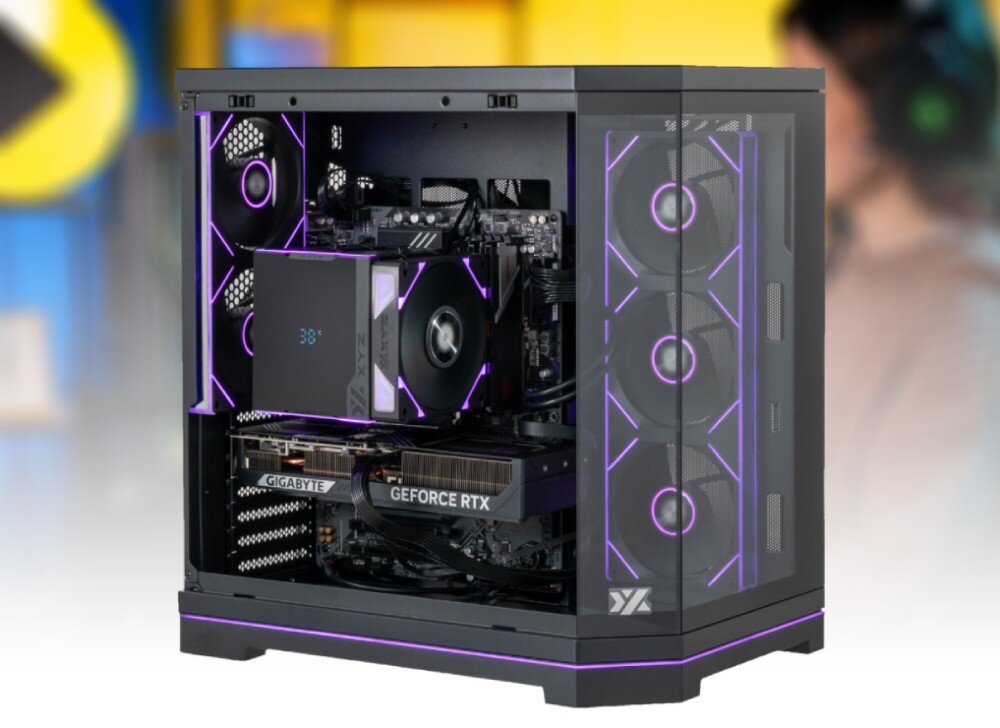 Komputer MAD DOG NEUTRON-I01WR32WH Obudowa komputera z widocznym wnętrzem, w tym płytą główną, kartą graficzną 'GIGABYTE GEFORCE RTX' oraz chłodzeniem 'XYZ' z fioletowym podświetleniem ARGB na wentylatorach i obudowie, a w rozmytym tle widoczna postać w słuchawkach, podzespoły, cechy, zalety