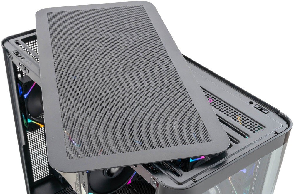 Komputer MAD DOG QUANTUM-PRO-A01DR32 Zbliżenie na górną część czarnej obudowy komputera ze zdjętym, metalowym filtrem przeciwpyłowym o siateczkowej strukturze, obudowa, wyświetlacz, porty, filtry