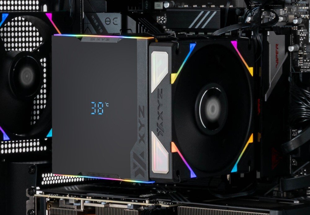 Komputer MAD DOG QUANTUM-PRO-A01DR32 Zbliżenie na chłodzenie procesora marki 'XYZ' wewnątrz komputera, pokazujące wentylator z fioletowym podświetleniem ARGB oraz wbudowany cyfrowy wyświetlacz wskazujący temperaturę '38°C' w kolorze turkusowym, chłodzenie, wentylatory, wyświetlacz