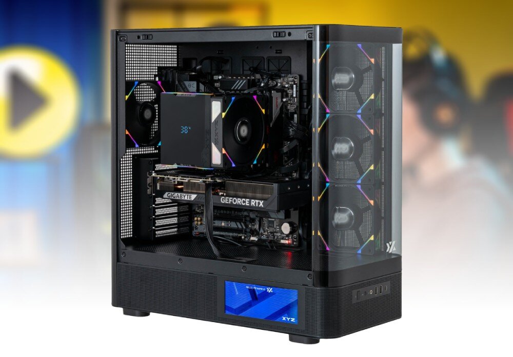 Komputer MAD DOG QUANTUM-PRO-A01WR32WH Czarna obudowa komputera z przeszklonym panelem bocznym i przednim, widoczne podzespoły z podświetleniem RGB, mały ekran u dołu, przeznaczenie, podzespoły, testy
