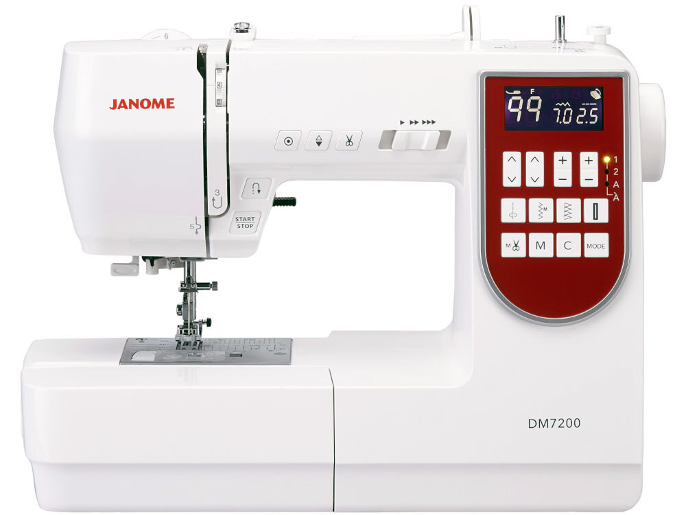 Biała maszyna do szycia z wyświetlaczem cyfrowym i panelem sterowania z przyciskami. Widoczne logo \'JANOME\' oraz oznaczenie modelu \'DM7200\'.