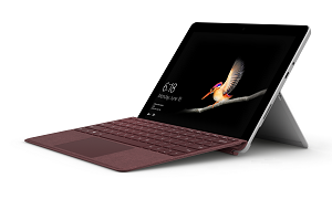 Laptop z odłączaną klawiaturą w kolorze bordowym, wyświetlający na ekranie obraz ptaka siedzącego na gałęzi. Na ekranie widoczny jest także zegar z godziną 6:18.