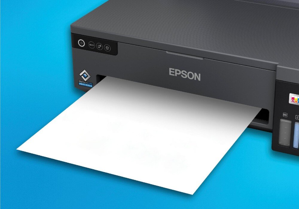 Na obrazie widoczna jest drukarka z logo \'EPSON\', z której wysuwa się biała kartka papieru. Obok znajduje się symbol Wi-Fi oraz wskaźniki poziomu tuszu.