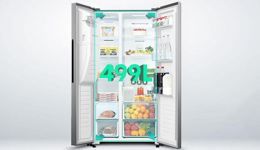 Otwarta lodówka z widocznymi półkami wypełnionymi różnymi produktami spożywczymi, takimi jak owoce, napoje i pojemniki z jedzeniem. Na środku widoczny jest napis \'499L\'.