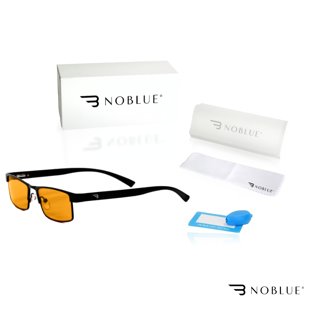 Na obrazie widoczne są okulary z pomarańczowymi soczewkami, pudełko, etui, ściereczka oraz karta testowa. Wszystkie elementy mają logo \'NOBLUE\'.