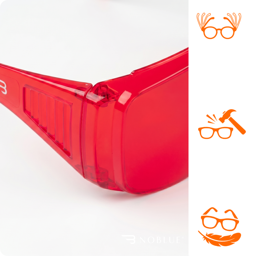 Czerwone okulary z przezroczystymi oprawkami, na białym tle. Logo \'NOBLUE\' widoczne w dolnej części obrazu, a po prawej stronie trzy pomarańczowe ikony przedstawiające okulary z różnymi symbolami.