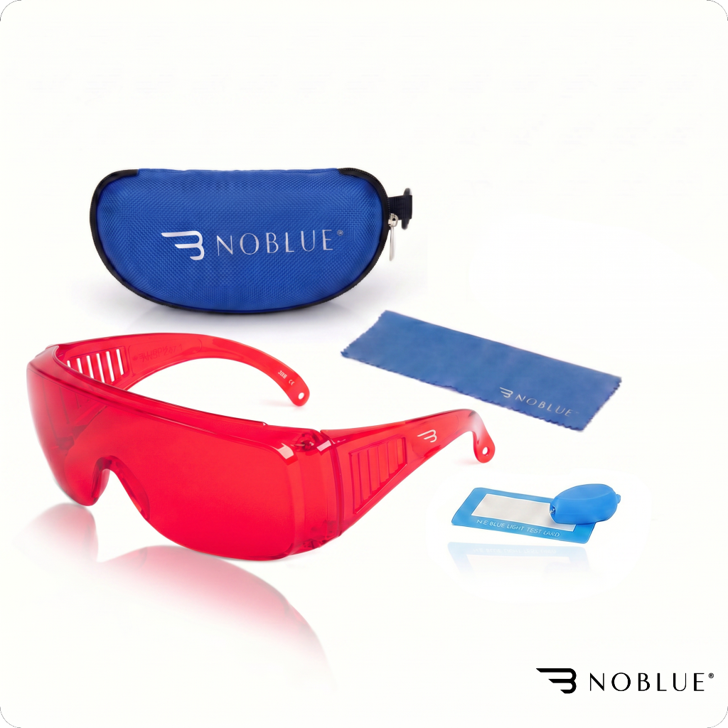 Na obrazie widoczne są czerwone okulary ochronne, niebieskie etui z logo \'NOBLUE\', niebieska ściereczka oraz niebieski przyrząd testowy z napisem \'BLUE LIGHT TEST CARD\'.