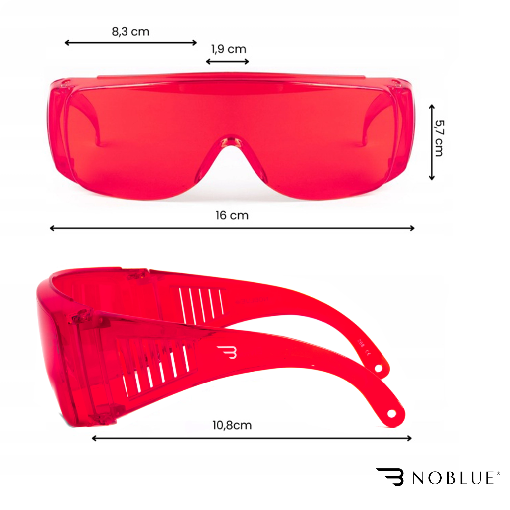 Czerwone okulary z prostokątnymi soczewkami, z wymiarami: 16 cm szerokości, 5,7 cm wysokości, 8,3 cm głębokości i 1,9 cm grubości. Logo \'NOBLUE\' znajduje się w prawym dolnym rogu obrazu.
