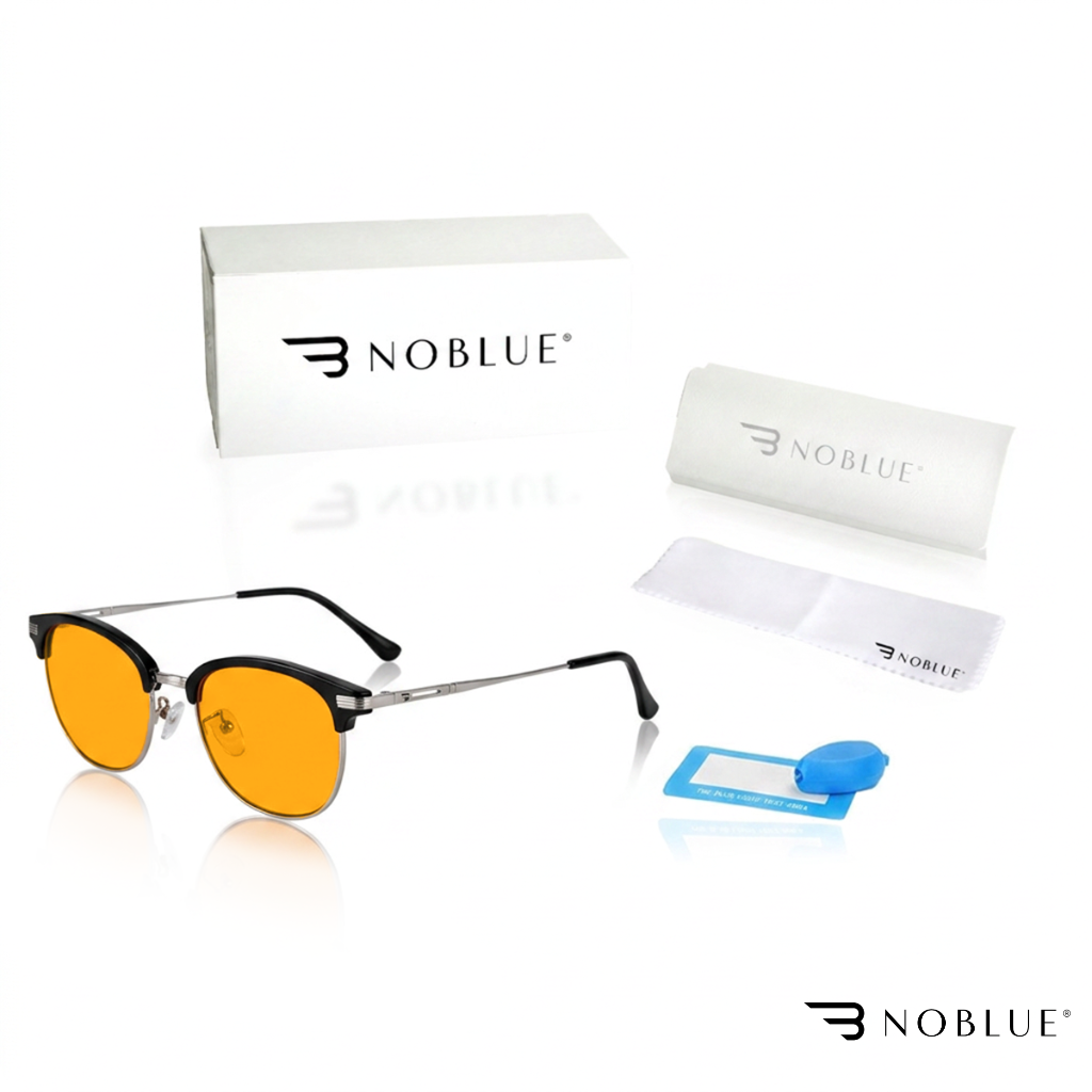 Na obrazie znajdują się okulary z pomarańczowymi soczewkami, obok pudełko i ściereczka z logo \'NOBLUE\'. Widoczny jest również niebieski klips i etui z napisem \'NOBLUE\'.