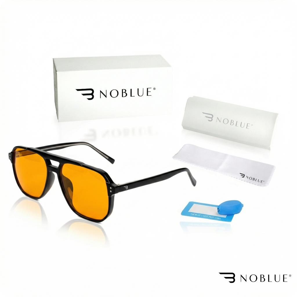 Na obrazie widoczne są okulary z pomarańczowymi soczewkami, pudełko z napisem \'NOBLUE\', etui, ściereczka oraz niebieska karta testowa. Logo \'NOBLUE\' jest widoczne na kilku elementach zestawu.
