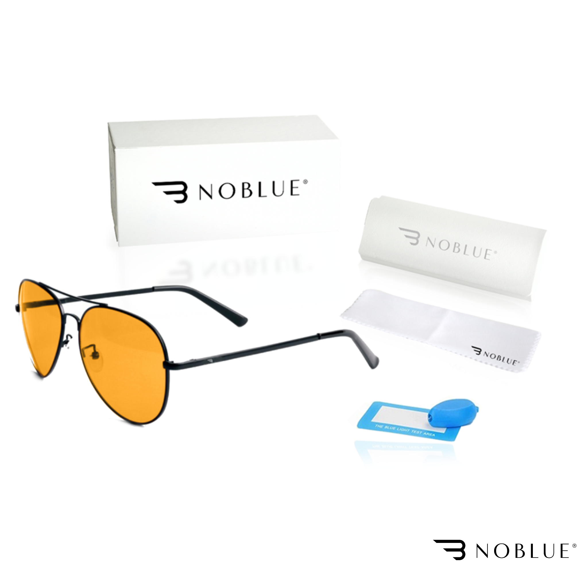 Na obrazie widoczne są okulary z pomarańczowymi soczewkami, pudełko z logo \'NOBLUE\', etui, ściereczka oraz niebieski element testowy. Logo \'NOBLUE\' jest widoczne na pudełku, etui i ściereczce.