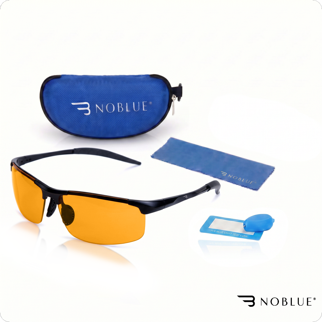 Na obrazie widoczne są okulary z pomarańczowymi soczewkami, niebieskie etui z napisem \'NOBLUE\', niebieska ściereczka oraz niebieski testowy gadżet. W prawym dolnym rogu znajduje się logo \'NOBLUE\'.