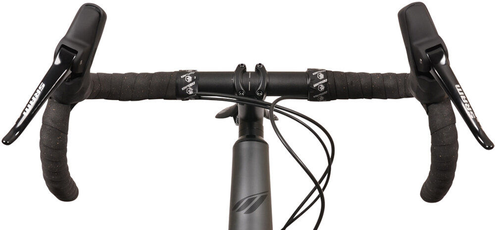 Kierownica roweru z czarnymi owijkami i dźwigniami hamulcowymi z napisem \'Sram\'.