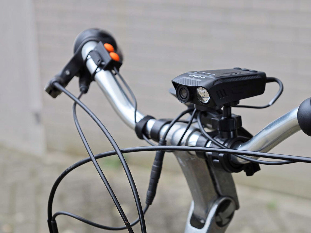 Nedis CCAM100BK, uchwyt na kierownicę szybki montaż do roweru miejskiego i górskiego, Kamera zamontowana na kierownicy roweru, widok z bliska.