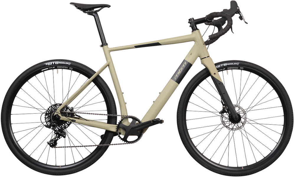 Rower gravel w kolorze piaskowym z czarnymi elementami, wyposażony w kierownicę typu baranek i opony z napisem \'WTB Riddler\'. Na ramie widoczne jest logo \'MBM\'.