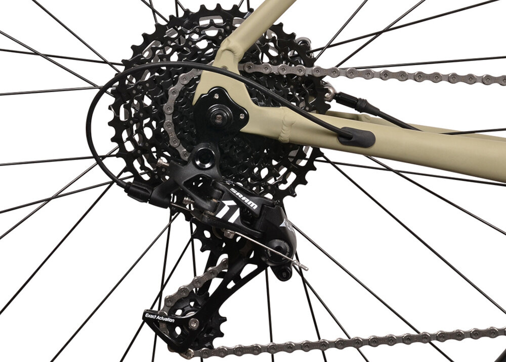 Zdjęcie przedstawia tylną część roweru z widocznym mechanizmem przerzutki i łańcuchem. Na przerzutce widoczny jest napis \'Exact Actuation\'.