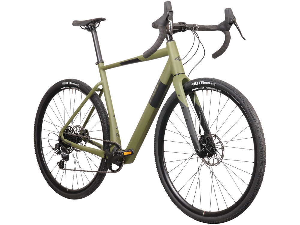 Zielony rower gravel z czarnymi oponami i kierownicą, widoczny z boku. Na oponach widoczny jest napis \'WUTETWOOLER\'.