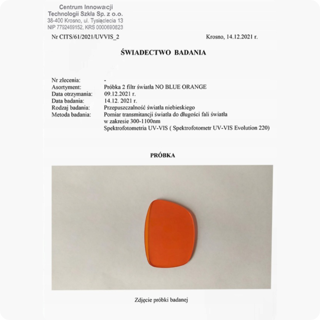 Dokument zatytułowany \'ŚWIADECTWO BADANIA\' z datą 14.12.2021 r., dotyczący próby filtra światła NO BLUE ORANGE. Na zdjęciu widoczna jest pomarańczowa próbka o zaokrąglonym kształcie.