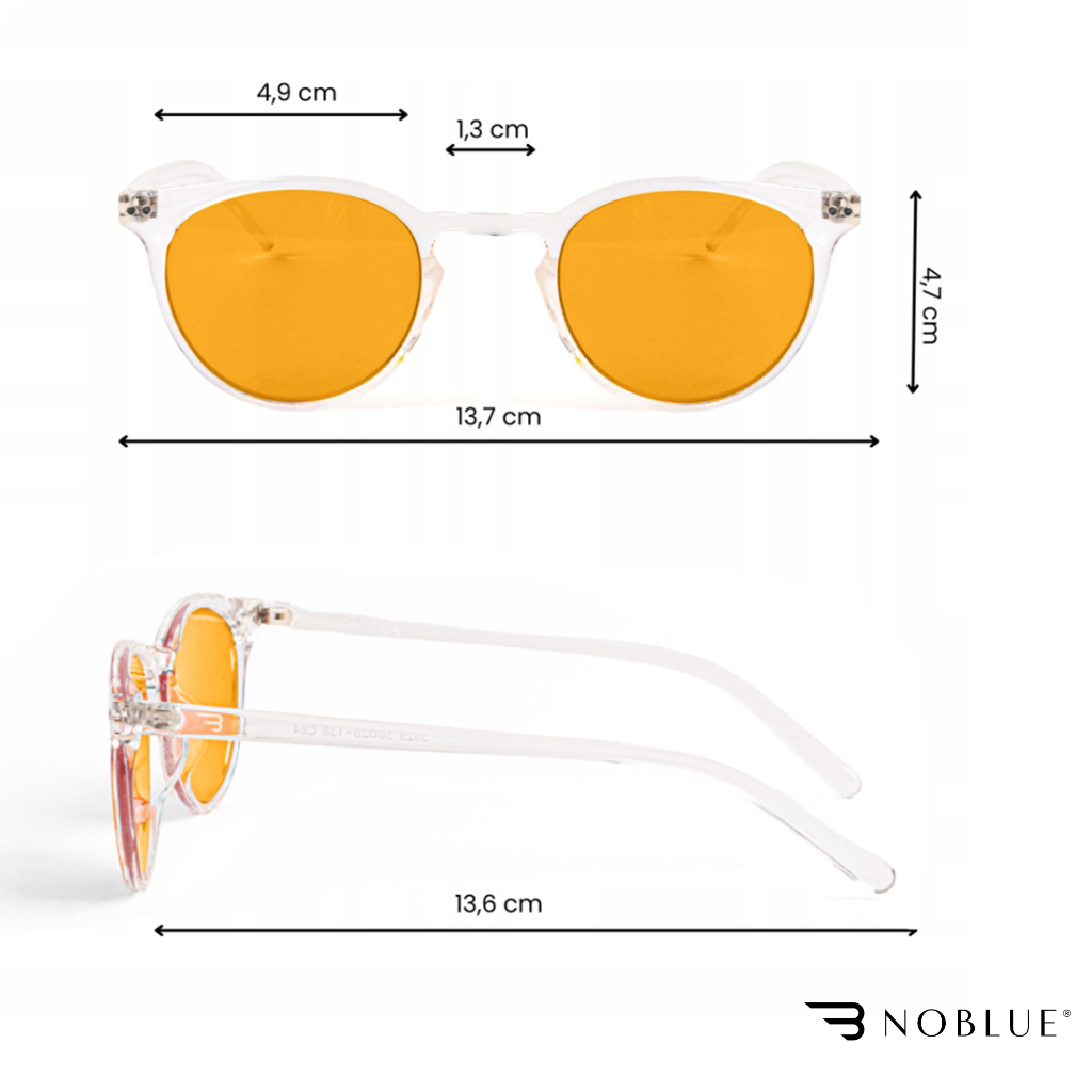 Okulary z pomarańczowymi soczewkami i przezroczystymi oprawkami, z wymiarami: szerokość soczewek 4,9 cm, mostek 1,3 cm, szerokość całkowita 13,7 cm, wysokość 4,7 cm, długość zauszników 13,6 cm. Logo \'NOBLUE\' widoczne w prawym dolnym rogu.