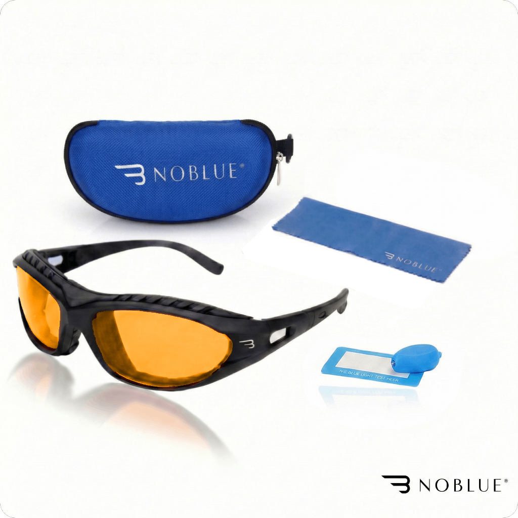 Na obrazie widoczne są okulary z pomarańczowymi soczewkami, czarną oprawką oraz niebieskie etui z napisem \'NOBLUE\'. Obok znajduje się niebieska ściereczka i karta testowa z niebieskim elementem.