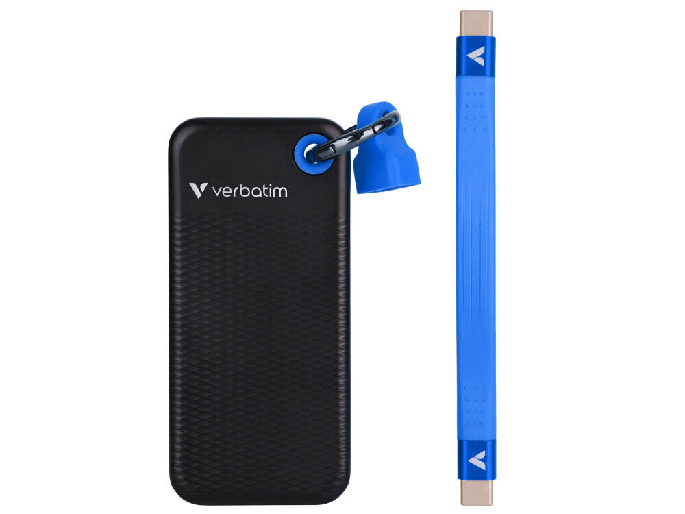 Czarny dysk SSD z logo \'verbatim\' i niebieskim kablem USB-C z zatyczką. Obok widoczny jest bok dysku z niebieskimi elementami.