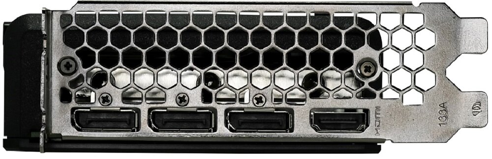 Obraz przedstawia tylny panel karty graficznej z metalową kratką o strukturze plastra miodu. Widoczne są cztery porty: trzy DisplayPort i jeden HDMI, a także oznaczenie \'HDMI\' i \'139A\'.