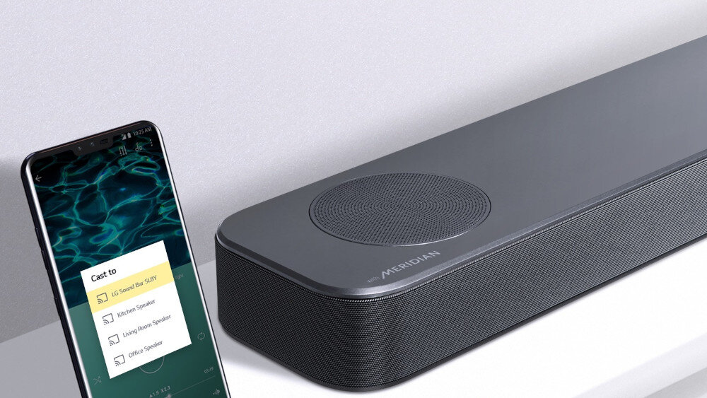 Na obrazie widoczny jest czarny soundbar z logo \'MERIDIAN\' oraz smartfon z wyświetlonym menu \'Cast to\' z opcjami wyboru urządzeń, w tym \'LG Soundbar for SSID\'.