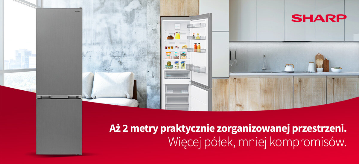 Obraz przedstawia lodówkę w kolorze inox z otwartymi drzwiami, ukazującą wnętrze z różnymi produktami spożywczymi. Na czerwonym tle widnieje tekst: \'Aż 2 metry praktycznie zorganizowanej przestrzeni. Więcej półek, mniej kompromisów.\' oraz logo SHARP.
