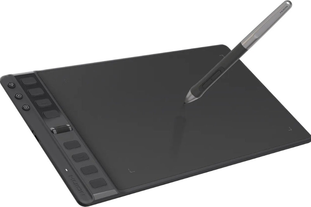 Czarny tablet graficzny z kilkoma przyciskami po jednej stronie oraz rysikiem umieszczonym na powierzchni tabletu. Na tablecie widoczne jest logo \'HUION\'.