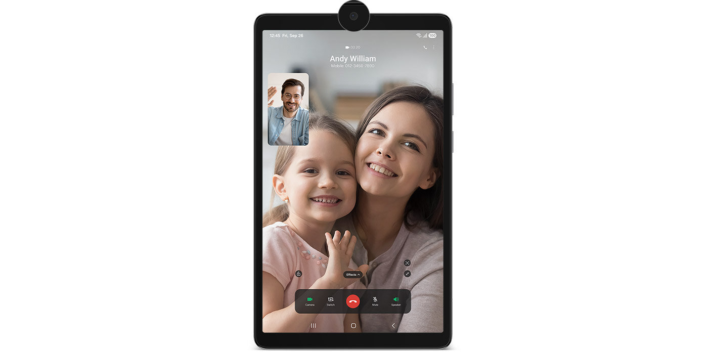 Tablet z wyświetlaczem pokazującym wideorozmowę, na której widać dwie osoby uśmiechające się oraz małe okno z mężczyzną. Na ekranie widoczny jest tekst \'Andy William\'.