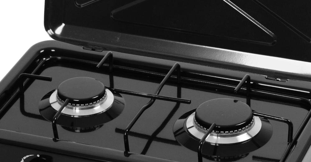 Obraz przedstawia dwupalnikową kuchenkę gazową z czarną powierzchnią i metalowymi elementami wokół palników. Kuchenka ma podniesioną pokrywę ochronną.