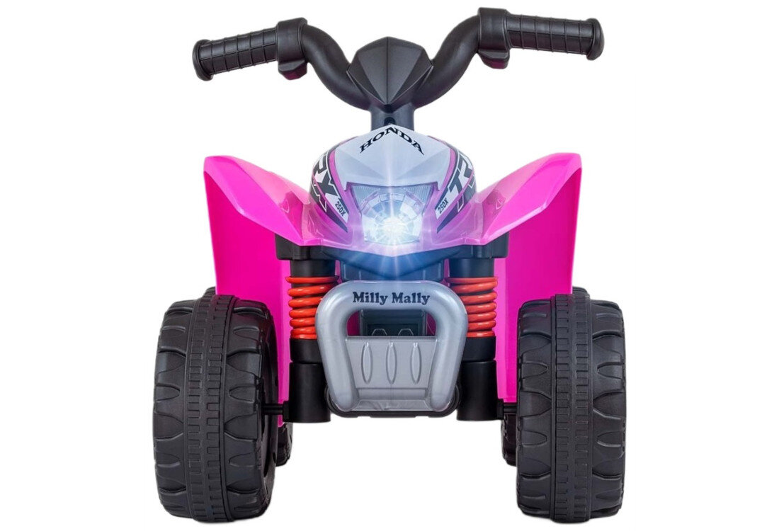 Różowy quad elektryczny z czterema dużymi kołami, kierownicą i przednim światłem. Na przodzie widoczne są napisy \'Honda\' i \'Milly Mally\'.