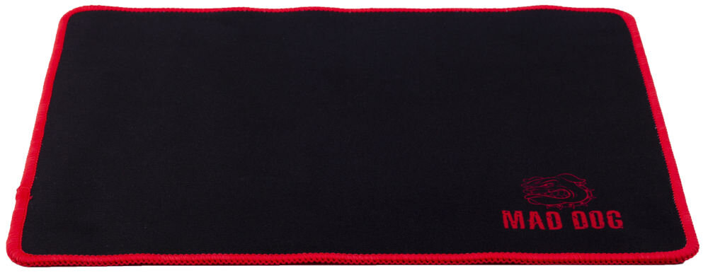 Podkładka MAD DOG GMP301 Widok perspektywiczny z bliska na czarną podkładkę Mad Dog GMP301 z wyraźnym czerwonym obszyciem. Podkładka jest pusta. W prawym dolnym rogu widoczne czerwone logo Mad Dog.
