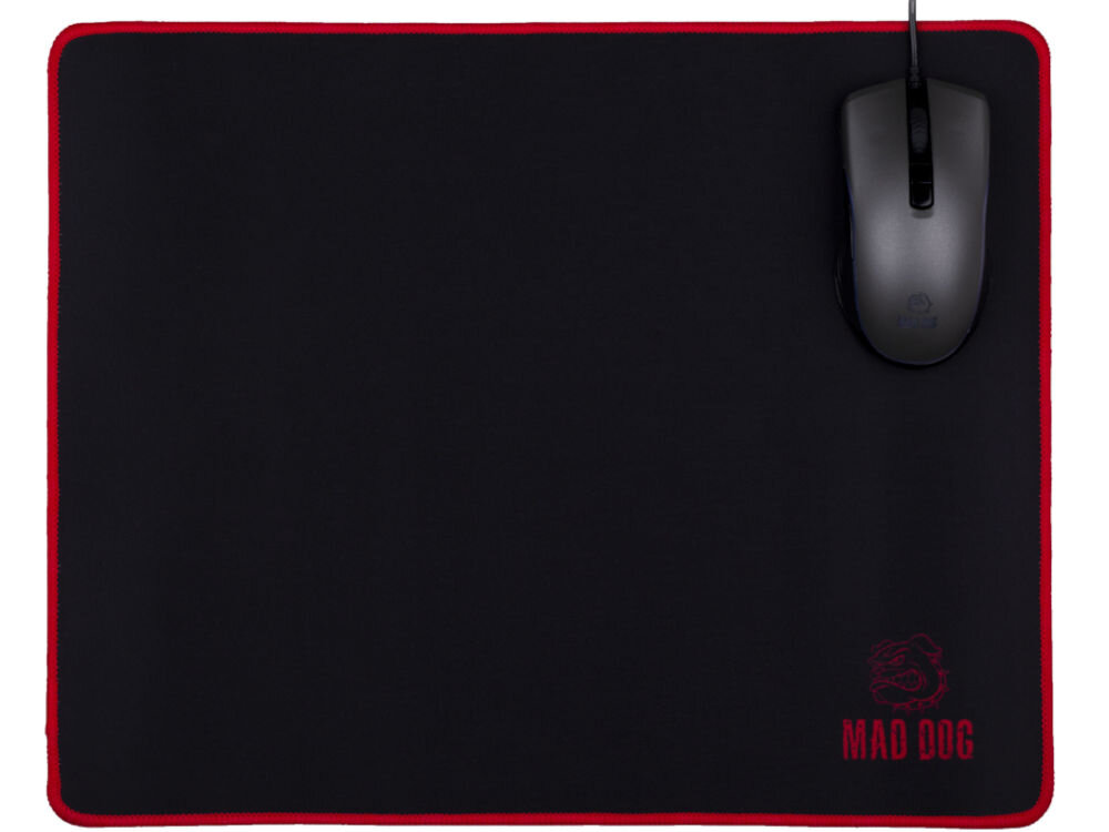 Podkładka MAD DOG GMP501 Widok z góry na czarną podkładkę Mad Dog GMP501 z czerwonym obszyciem. Na podkładce leży czarna, przewodowa mysz gamingowa. W prawym dolnym rogu widoczne czerwone logo Mad Dog (głowa buldoga) i nazwa.
