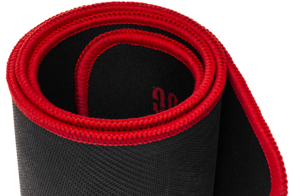 Podkładka MAD DOG GMP701 Widok z góry na czarną podkładkę Mad Dog GMP701 z czerwonym obszyciem. Na podkładce leży czarna, przewodowa mysz gamingowa. W prawym dolnym rogu widoczne czerwone logo Mad Dog (głowa buldoga) i nazwa.