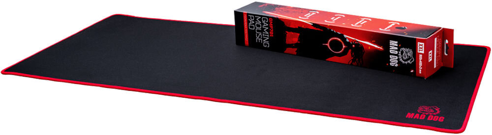 Podkładka MAD DOG GMP701 Widok na czarną podkładkę Mad Dog GMP701 z opakowaniem (pudełkiem) leżącym na niej. Pudełko jest długie, czerwono-czarne, z grafiką sylwetki postaci i logo, a także widocznym modelem GMP701 oraz wymiarami 320x270x2 mm.
