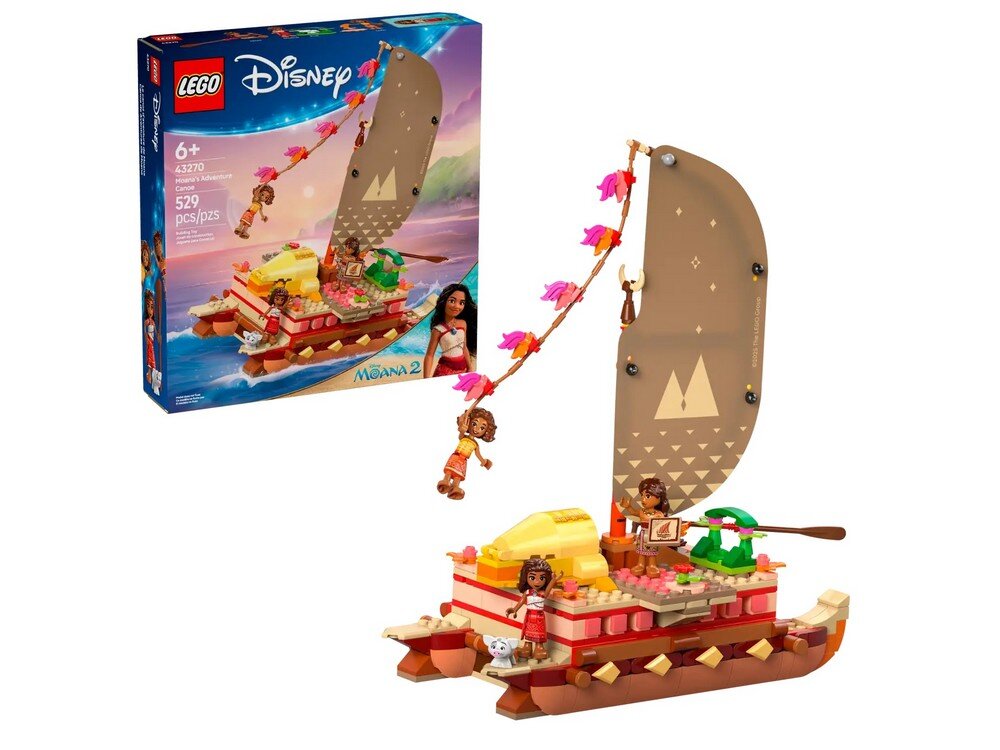 Zestaw LEGO przedstawia kolorowy kajak z żaglem i figurkami, a w tle widoczny jest pudełko z grafiką produktu. Na pudełku znajduje się napis: \'LEGO Disney 6+ 43270 529 pcs/pzs Moana 2\'.