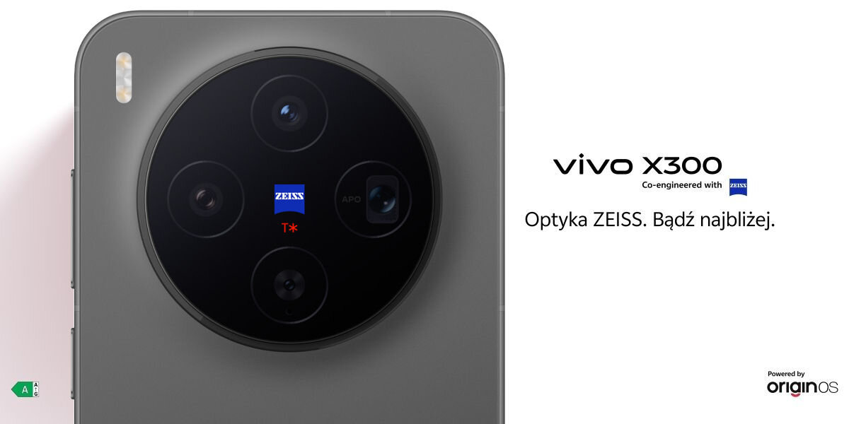 Obraz przedstawia tylną część smartfona z dużym okrągłym modułem aparatu z czterema obiektywami i napisem \'ZEISS\'. Obok widnieje tekst: \'vivo X300 Co-engineered with ZEISS Optyka ZEISS. Bądź najbliżej.\' oraz logo \'Powered by originOS\'.