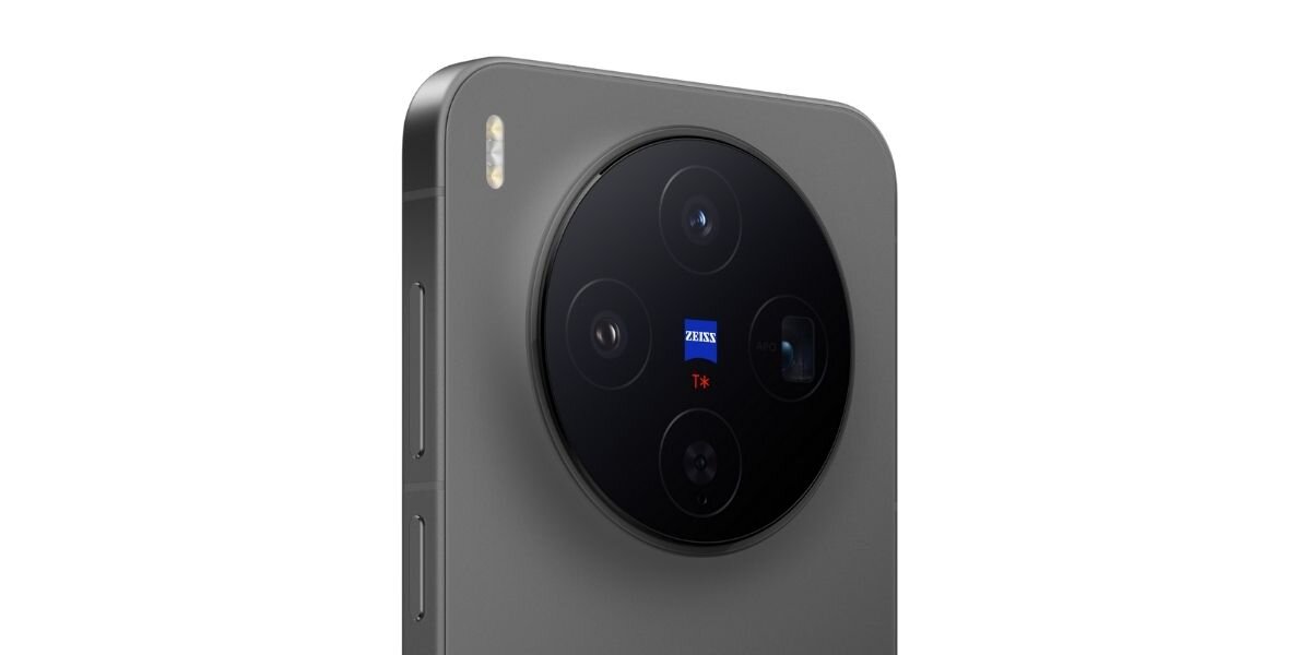 Zbliżenie na tylną część smartfona z okrągłym modułem aparatu zawierającym kilka obiektywów i logo ZEISS. Obok modułu znajduje się prostokątny element, prawdopodobnie lampa błyskowa.