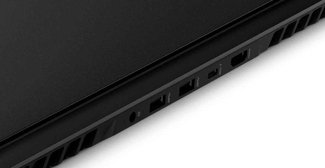 Zbliżenie na boczną krawędź czarnego laptopa z widocznymi portami: dwa USB, HDMI, Ethernet oraz gniazdo audio. Obok portów znajdują się otwory wentylacyjne.