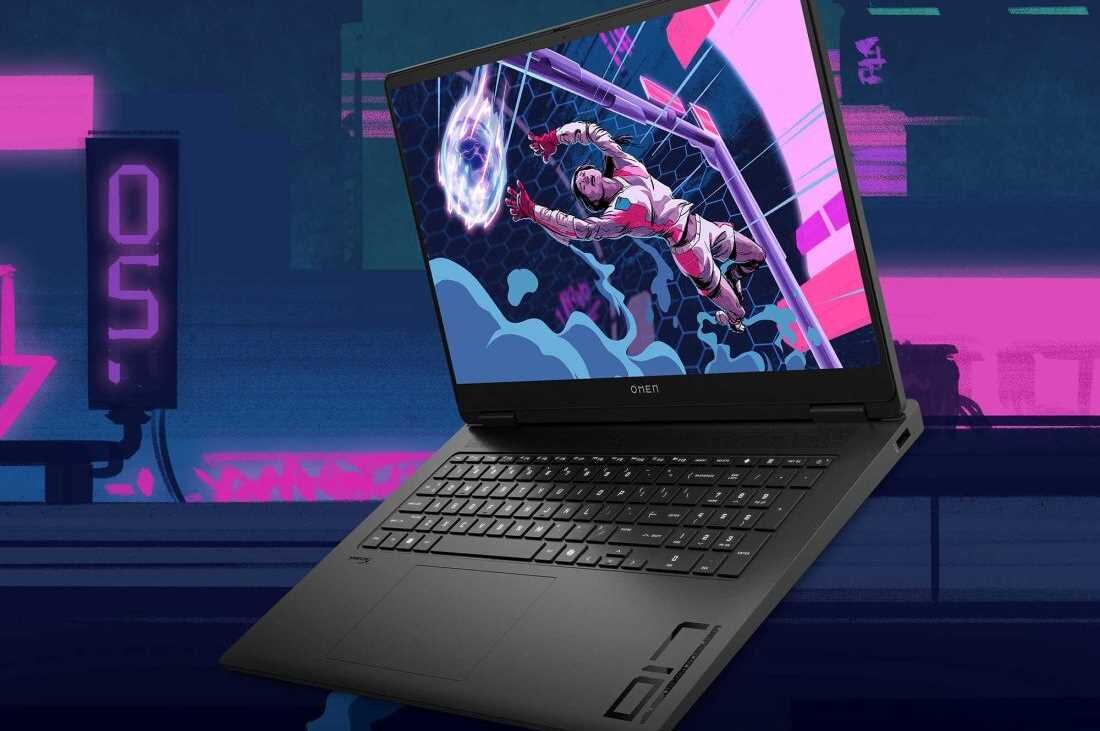 Laptop z wyświetlaczem pokazującym dynamiczną grafikę z postacią sportowca w akcji. Na obudowie widoczne jest logo \'OMEN\'.